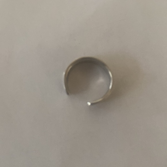 Sterling silver and onyx toe ring. Adjustable. - Picture 2 of 4